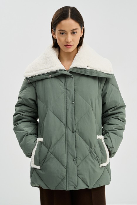 зимняя куртка с меховой отделкой от бренда снежная королева вид слева