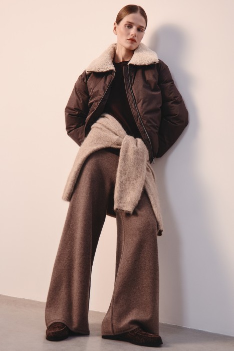 зимняя куртка с меховой отделкой от бренда снежная королева вид слева