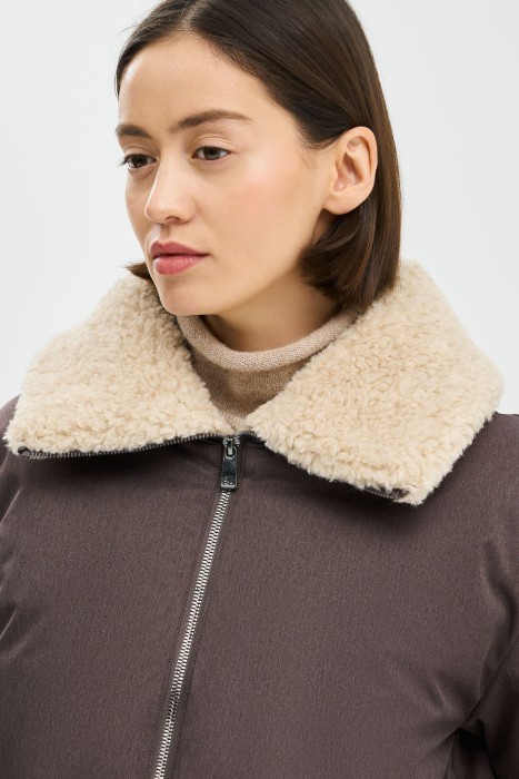 зимняя куртка с меховой отделкой из россии вид сбоку