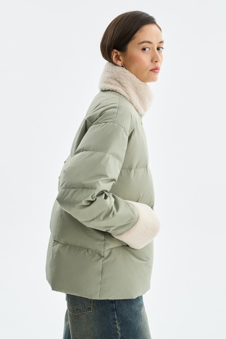 зимняя куртка с меховой отделкой от бренда снежная королева вид слева