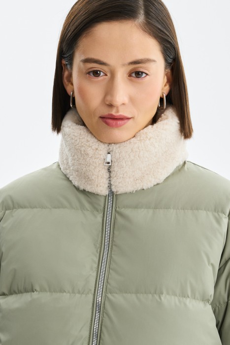 зимняя куртка с меховой отделкой из россии вид сбоку