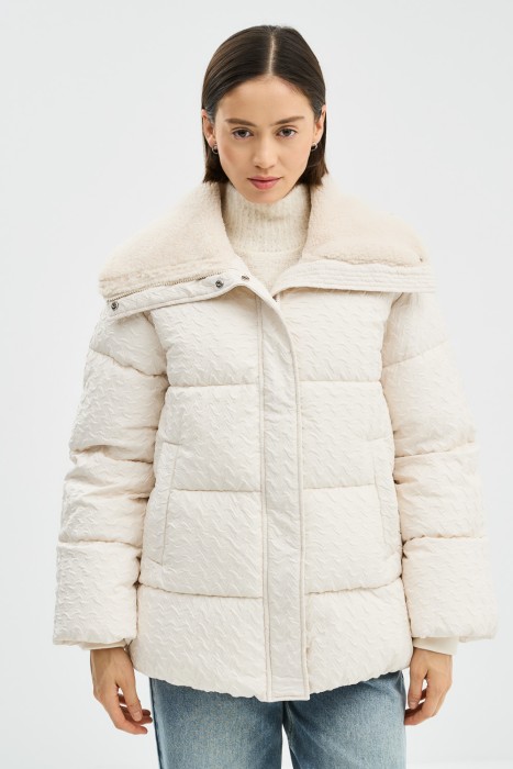 зимняя куртка с меховой отделкой от бренда снежная королева вид слева