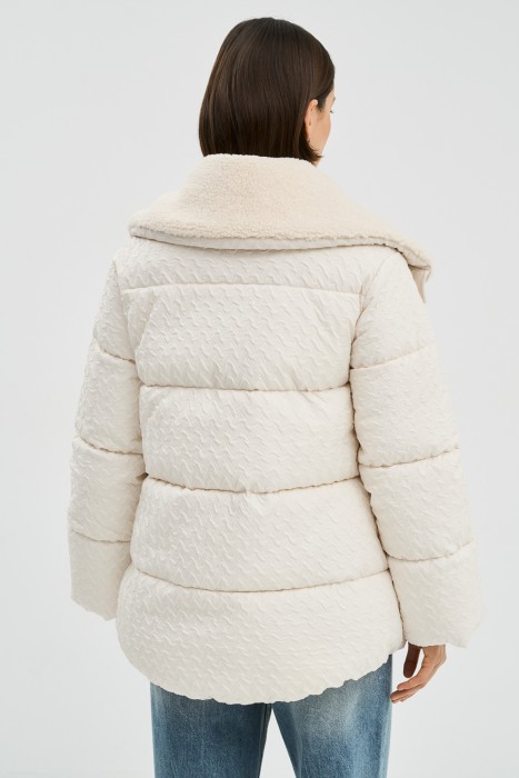 зимняя куртка с меховой отделкой по цене 4880 руб вид справа