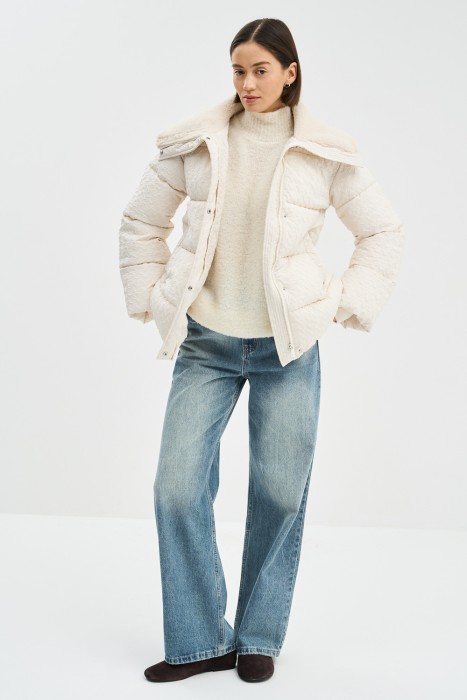 зимняя куртка с меховой отделкой из россии вид сбоку