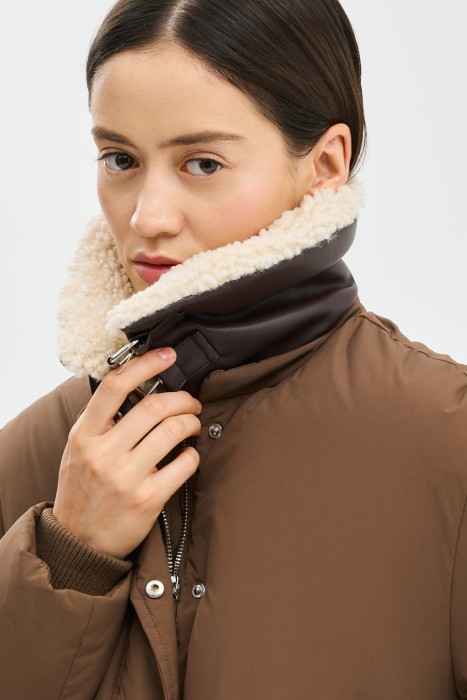 зимняя куртка с меховой отделкой по цене 7490 руб вид справа