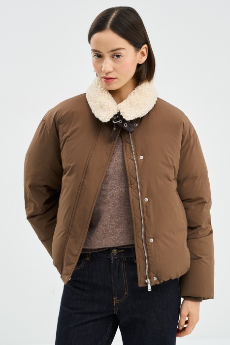 зимняя куртка с меховой отделкой из россии вид сбоку