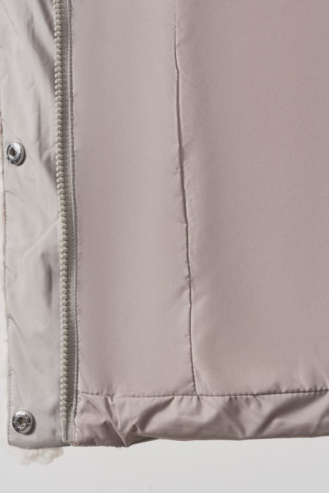 зимняя куртка с меховой отделкой из россии вид сбоку