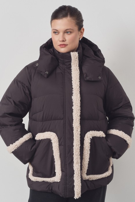 зимняя куртка с меховой отделкой от бренда снежная королева вид слева