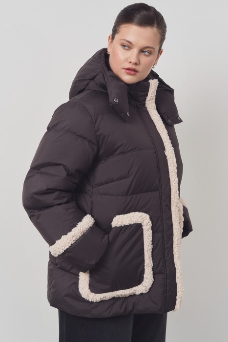зимняя куртка с меховой отделкой из россии вид сбоку