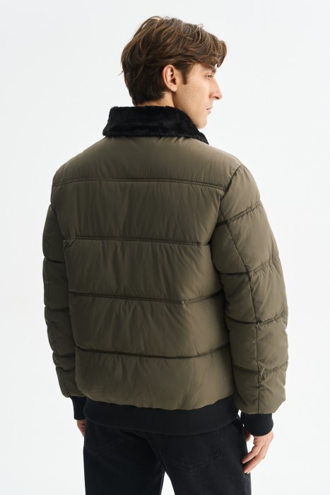 зимняя куртка с меховой отделкой по цене 4880 руб вид справа