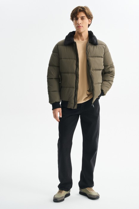 зимняя куртка с меховой отделкой из россии вид сбоку