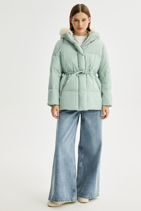 зимняя куртка с меховой отделкой от бренда снежная королева вид слева