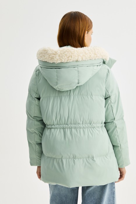 зимняя куртка с меховой отделкой по цене 12640 руб вид справа