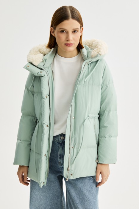 зимняя куртка с меховой отделкой из россии вид сбоку