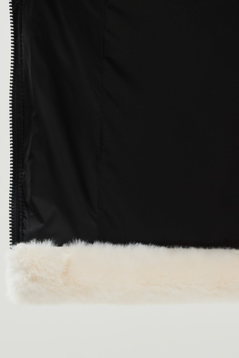 зимняя куртка с меховой отделкой из россии вид сбоку