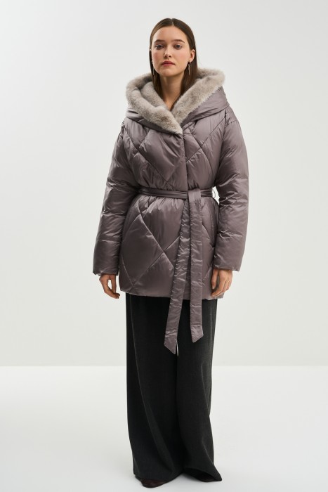 зимняя куртка с меховой отделкой от бренда снежная королева вид слева