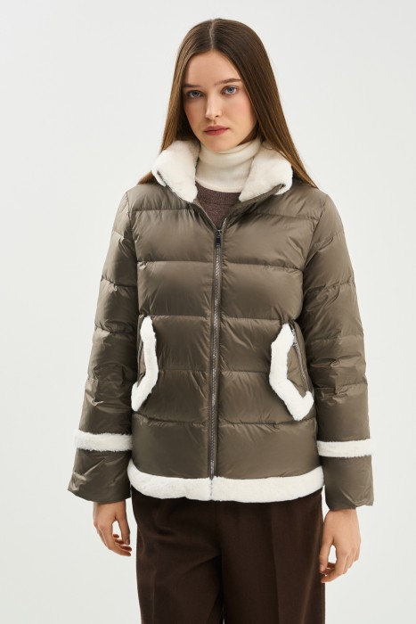 зимняя куртка с меховой отделкой от бренда снежная королева вид слева