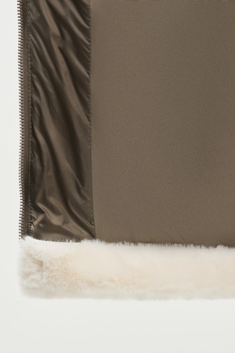 зимняя куртка с меховой отделкой из россии вид сбоку