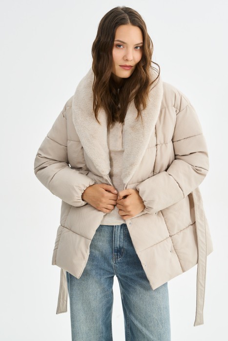 зимняя куртка с меховой отделкой из россии вид сбоку