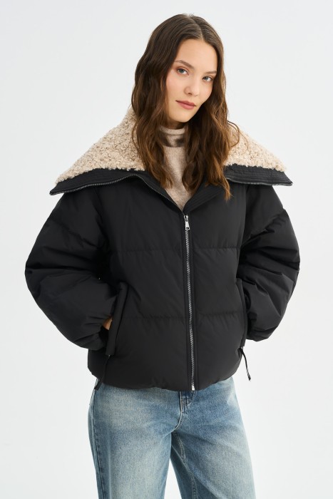 зимняя куртка с меховой отделкой от бренда снежная королева вид слева