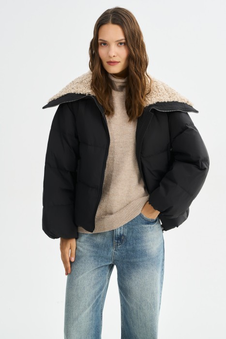 зимняя куртка с меховой отделкой из россии вид сбоку