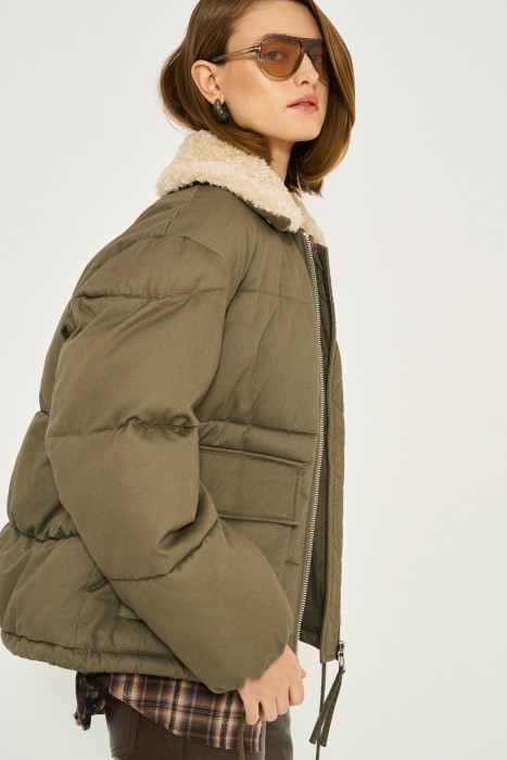 зимняя куртка с меховой отделкой от бренда снежная королева вид слева