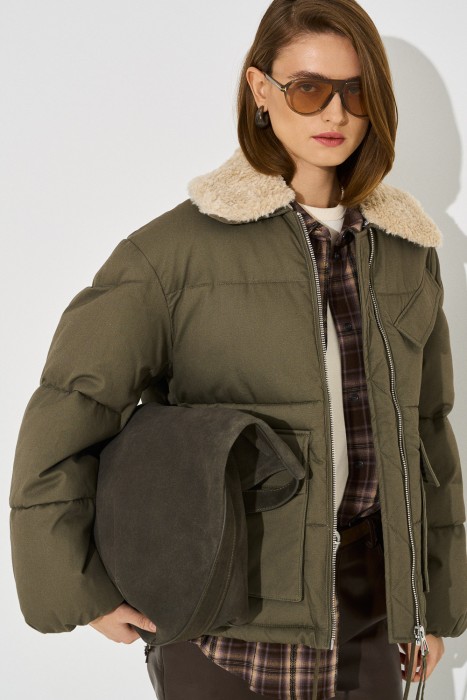 зимняя куртка с меховой отделкой из россии вид сбоку
