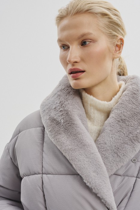 зимняя куртка с меховой отделкой из россии вид сбоку