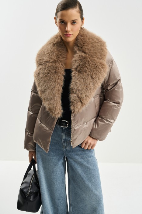 зимняя куртка с меховой отделкой от бренда снежная королева вид слева