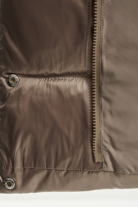 зимняя куртка с меховой отделкой из россии вид сбоку