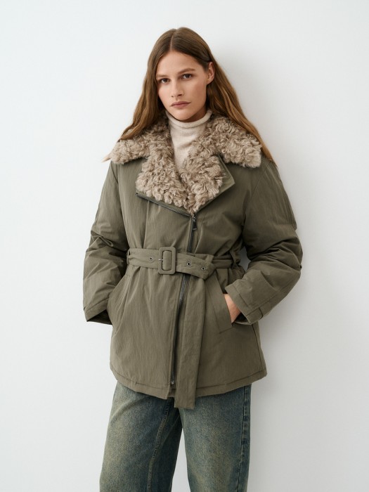зимняя куртка с меховой отделкой от бренда снежная королева вид слева
