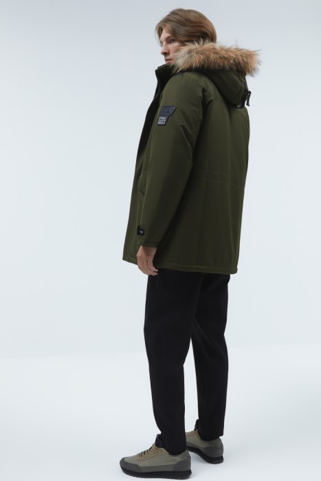 зимняя куртка с отделкой мехом енота по цене 9530 руб вид справа