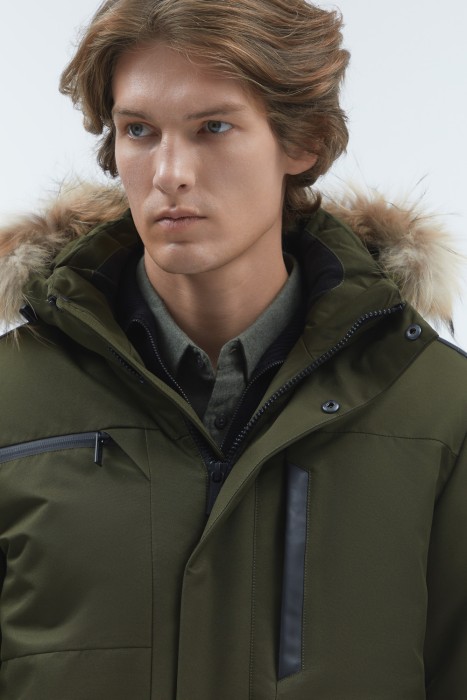 зимняя куртка с отделкой мехом енота из россии вид сбоку