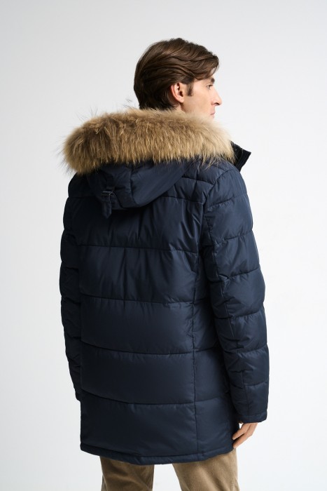 зимняя куртка с отделкой мехом енота по цене 4770 руб вид справа