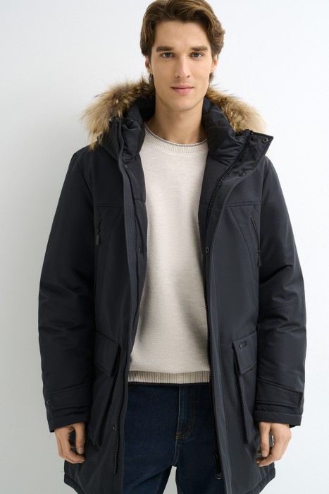 зимняя куртка с отделкой мехом енота из россии вид сбоку