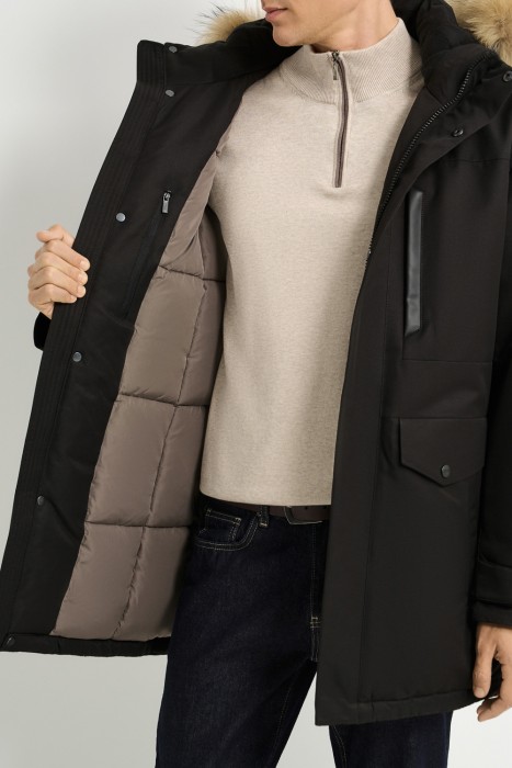 зимняя куртка с отделкой мехом енота из россии вид сбоку