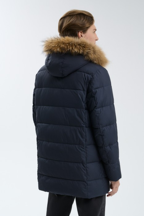 зимняя куртка с отделкой мехом енота из россии вид сбоку