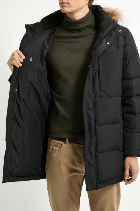 зимняя куртка с отделкой мехом енота из россии вид сбоку