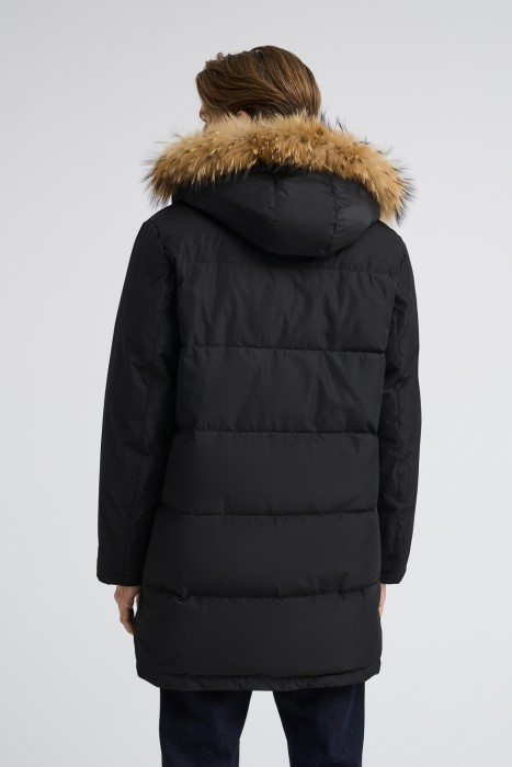 зимняя куртка с отделкой мехом енота из россии вид сбоку