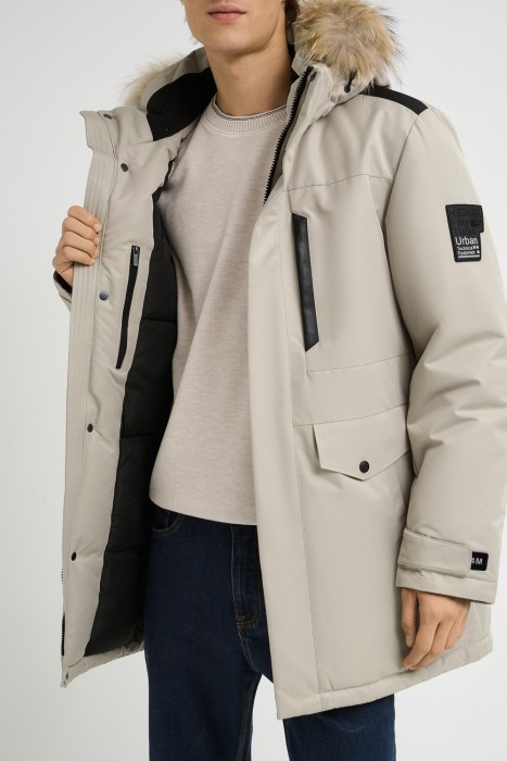 зимняя куртка с отделкой мехом енота из россии вид сбоку