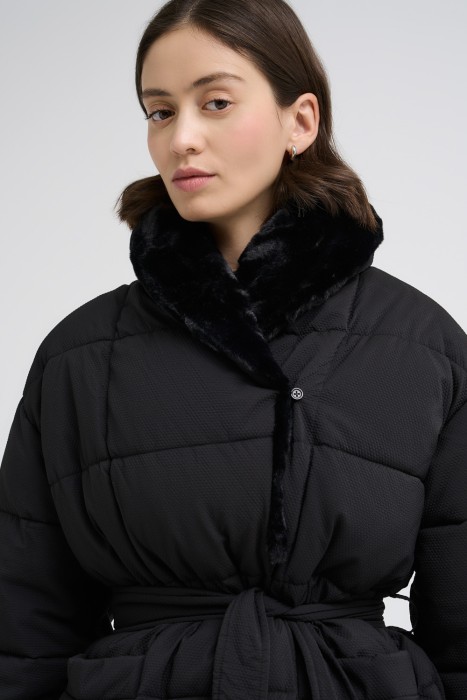 зимняя куртка с отделкой меховой тканью из россии вид сбоку