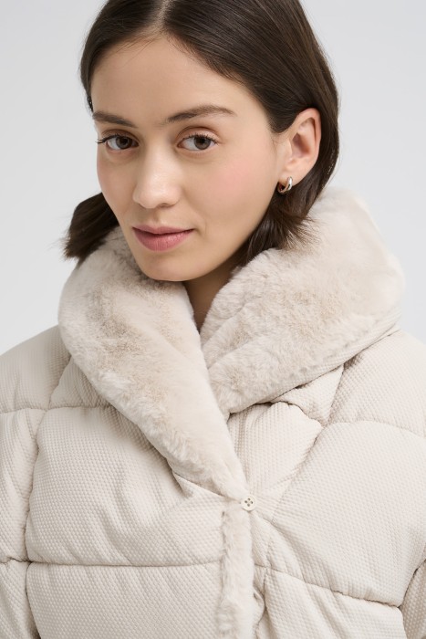 зимняя куртка с отделкой меховой тканью по цене 6190 руб вид справа