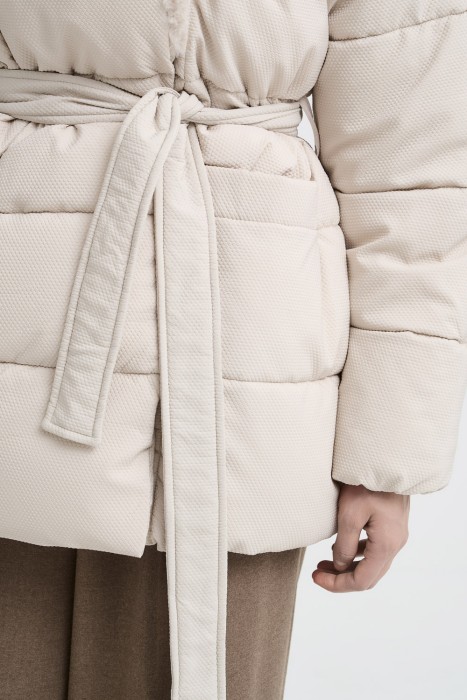 зимняя куртка с отделкой меховой тканью из россии вид сбоку