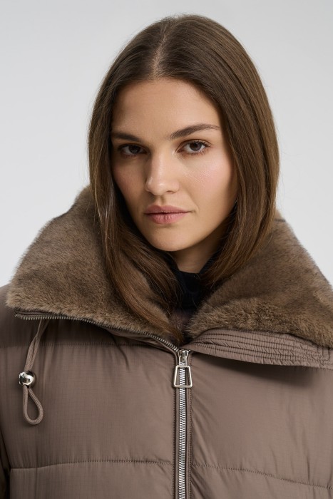 зимняя куртка с отделкой меховой тканью из россии вид сбоку