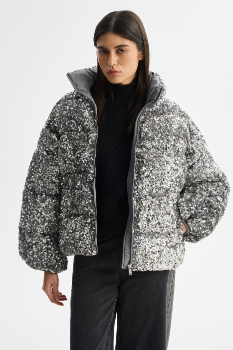 зимняя куртка с пайетками от бренда снежная королева вид слева