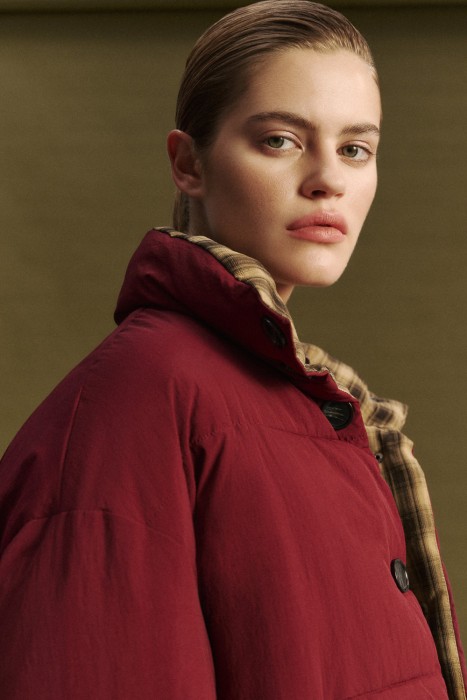 зимняя куртка с подкладкой в клетку от бренда снежная королева вид слева