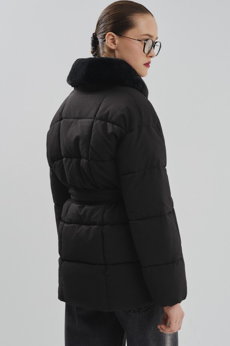 зимняя куртка с поясом по цене 8560 руб вид справа