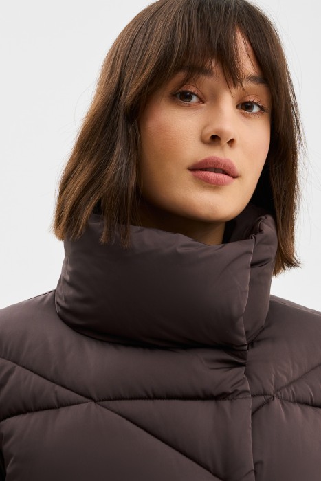 зимняя куртка с воротником-стойкой от бренда снежная королева вид слева