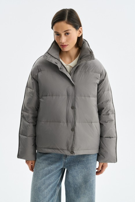 зимняя куртка от бренда снежная королева вид слева