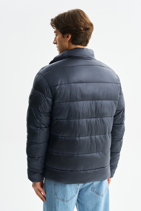 зимняя куртка по цене 4640 руб вид справа